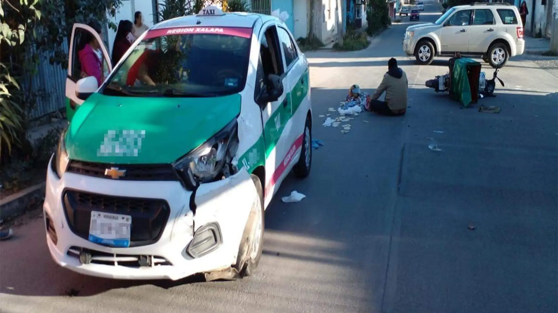 Accidente de motociclista contra taxista en Xalapa